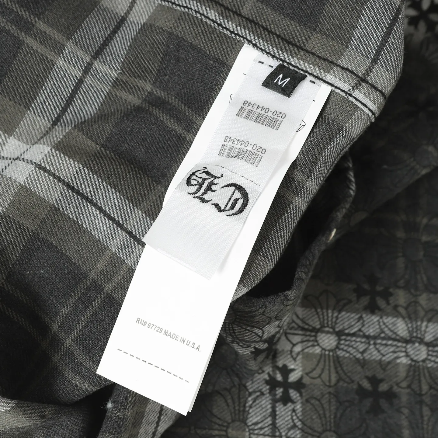 🅿️330 CH Crow Heart Leather Label Metal Checkered Shirt Jacket. Original Crow family's unique identity embellished with silver buckle cross leather stamp, custom-dyed dark pattern brand fabric, high-quality checkered pattern tailoring, cross leather badge splicing on the sleeves, one-sided patch pocket design on the chest, custom-made high-quality lettering hardware accessories, distressed retro silver buckles, three-dimensional version. The upper body is sassy and handsome. Natural high-street style. Needless to say, the upper body effect is natural. It is at the forefront of the trend. Its vibrant design and versatile attributes can surprise you no matter how you match it! Size: S-XL